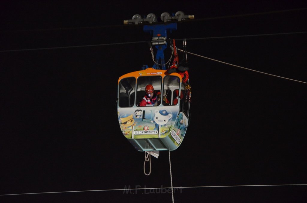 Einsatz BF Hoehenretter Koelner Seilbahn Hoehe Zoobruecke P2494.JPG